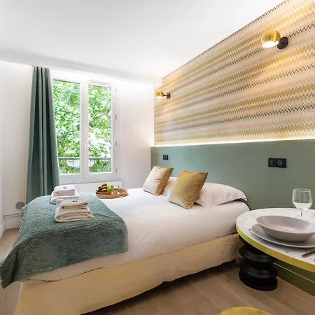 Charming - 2p - Exhibitions Park * 파리